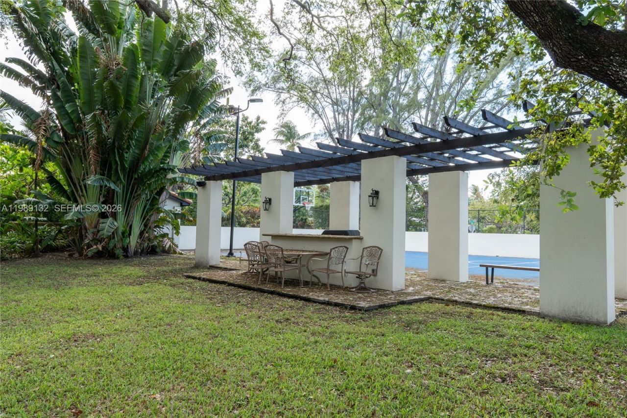 5005 Lakeview Dr , Miami Beach, FL 33140 Photo