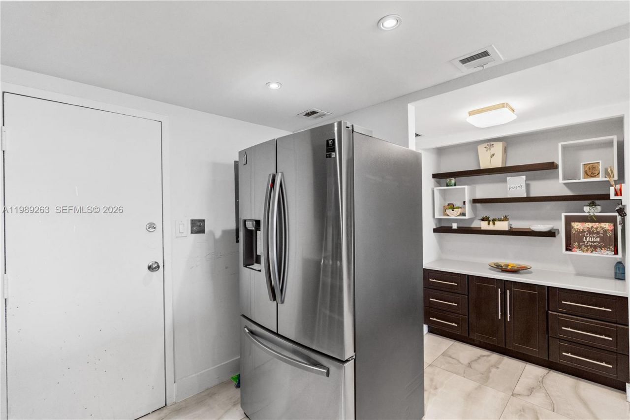 437 Golden Isles Dr , Unit 11J, Hallandale Beach, FL 33009 Photo