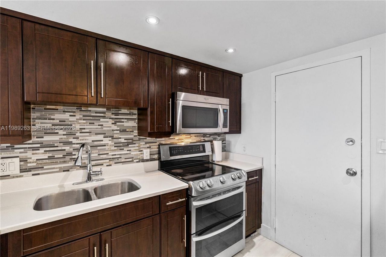 437 Golden Isles Dr , Unit 11J, Hallandale Beach, FL 33009 Photo