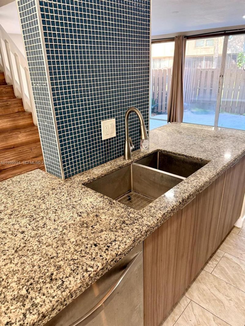 833 NW 81st Ter, Unit 8, Plantation, FL 33324 Photo