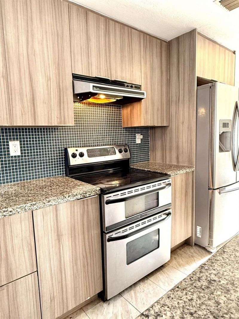 833 NW 81st Ter, Unit 8, Plantation, FL 33324 Photo