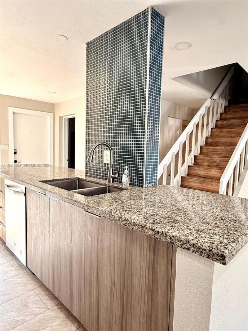 833 NW 81st Ter, Unit 8, Plantation, FL 33324 Photo