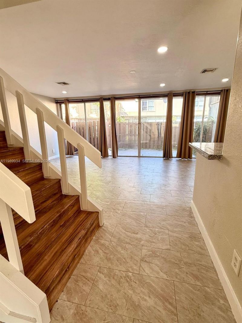 833 NW 81st Ter, Unit 8, Plantation, FL 33324 Photo