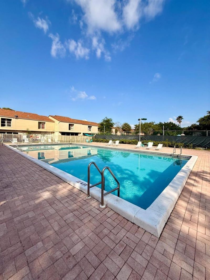 833 NW 81st Ter, Unit 8, Plantation, FL 33324 Photo