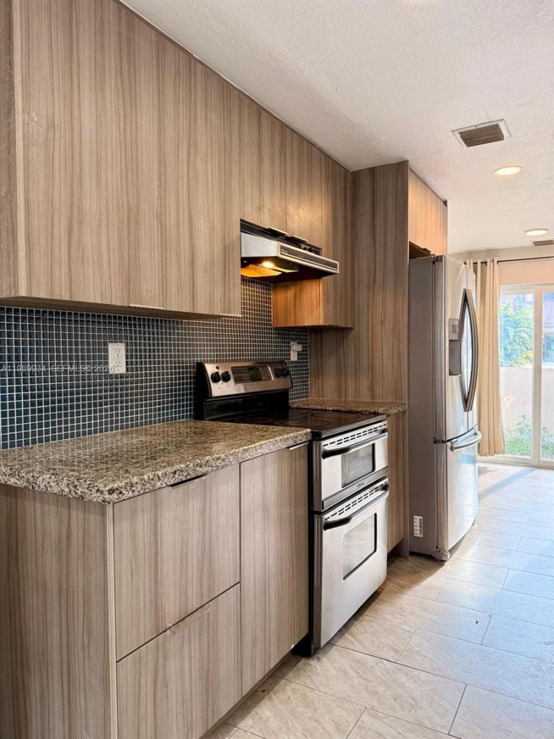 833 NW 81st Ter, Unit 8, Plantation, FL 33324 Photo