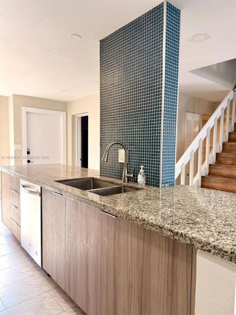 833 NW 81st Ter, Unit 8, Plantation, FL 33324 Photo