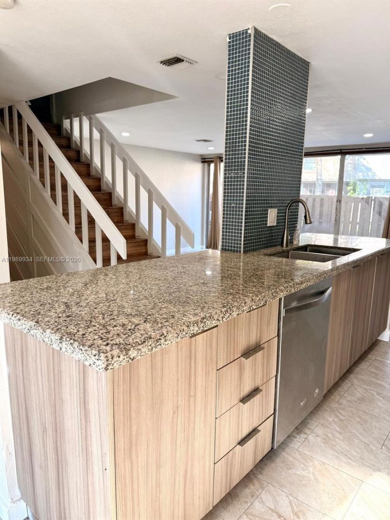 833 NW 81st Ter, Unit 8, Plantation, FL 33324 Photo