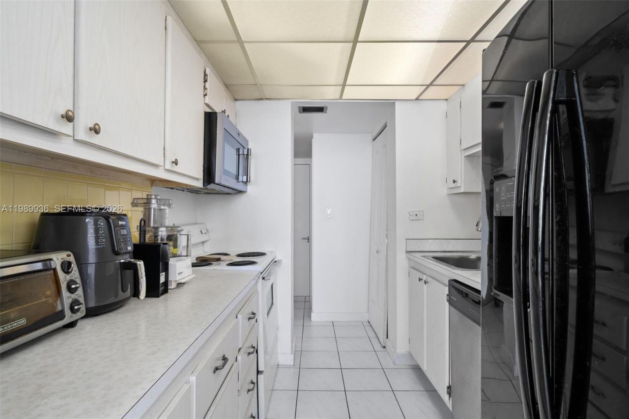 250 174th St, Unit 915, Sunny Isles Beach, FL 33160 Photo