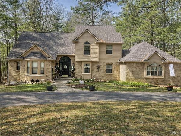 573 NAKOMIS Trail, Orion Twp, MI 48362