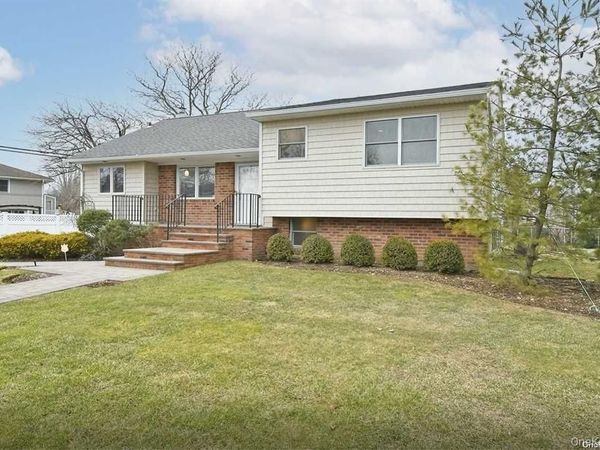 6 Patricia Street , Plainview, NY 11803