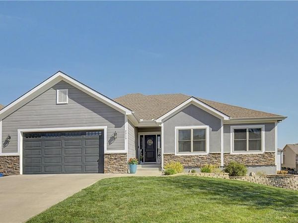 2315 NW Hedgewood Drive, Grain Valley, MO 64029