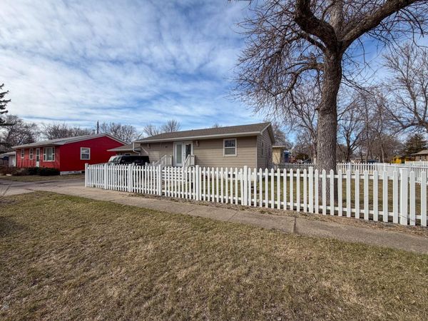 1171 Simmons Ave SE, Huron, SD 57350