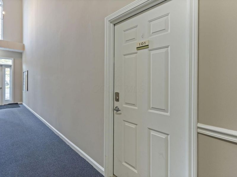 6170 Harbour Pointe, Unit 101, Columbus, OH 43231 Photo 2