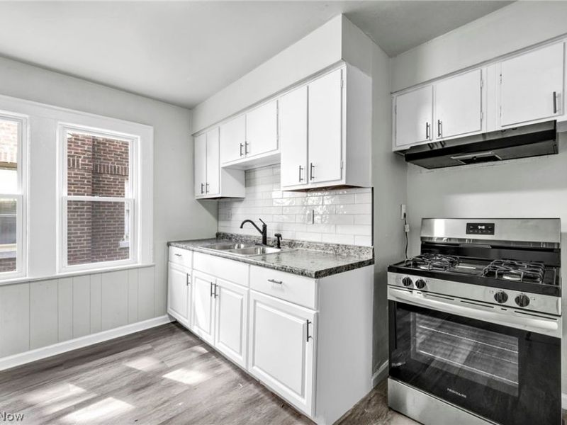 929 Thornhill Drive, Cleveland, OH 44108 Photo 13