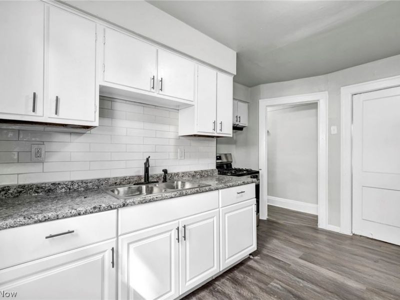 929 Thornhill Drive, Cleveland, OH 44108 Photo 15