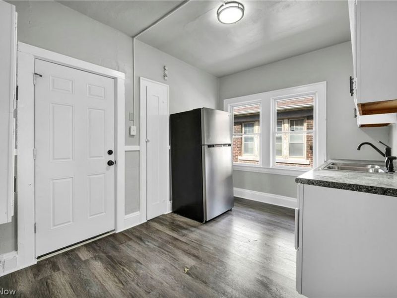 929 Thornhill Drive, Cleveland, OH 44108 Photo 16