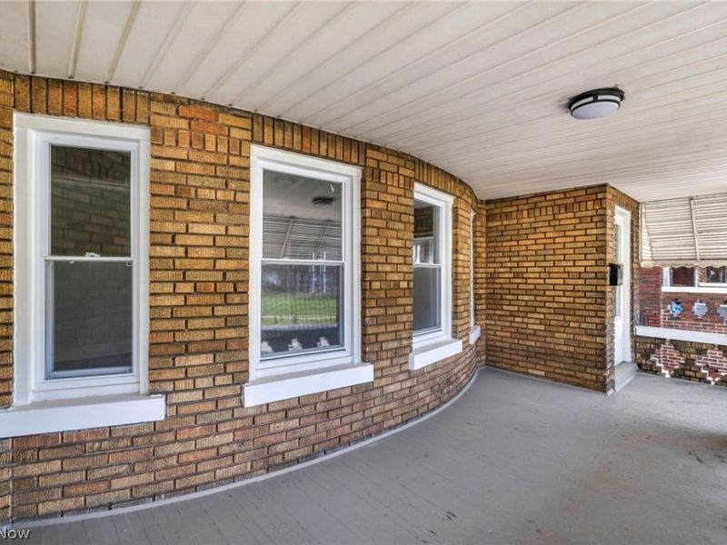 929 Thornhill Drive, Cleveland, OH 44108 Photo 3