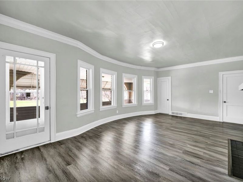 929 Thornhill Drive, Cleveland, OH 44108 Photo 6