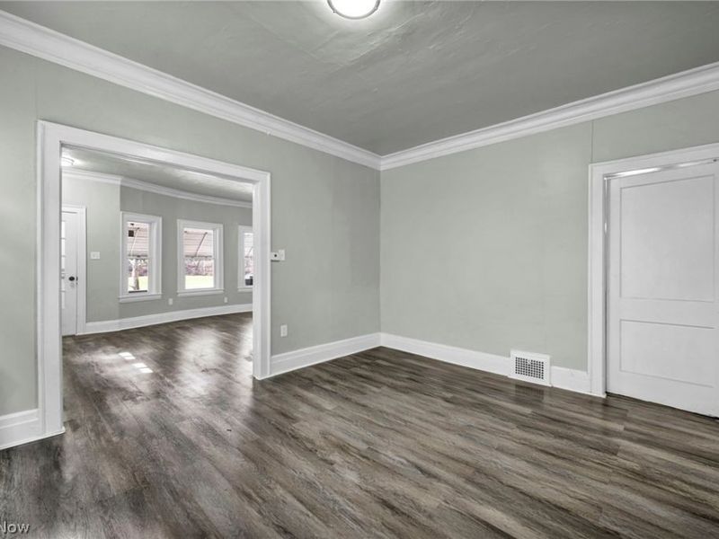 929 Thornhill Drive, Cleveland, OH 44108 Photo 9