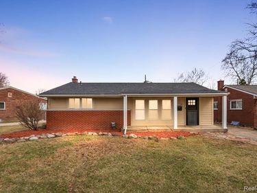 32076 Saint Annes Drive, Warren, MI 48092