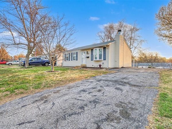 12128 Fleetwood Place, Maryland Heights, MO 63043