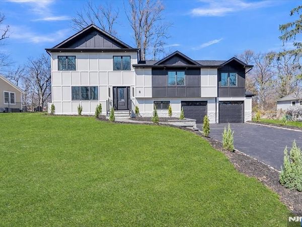 6 Clinton Place, WOODCLIFF LAKE, NJ 07677