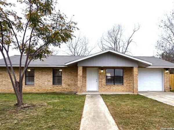 809 8th, Floresville, TX 78114