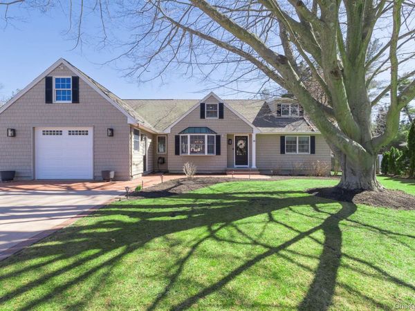 16 Ursular Court, Smithtown, NY 11787