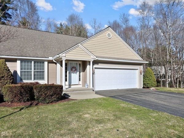 300 Pinehurst Drive, Unit 300, East Longmeadow, MA 01028