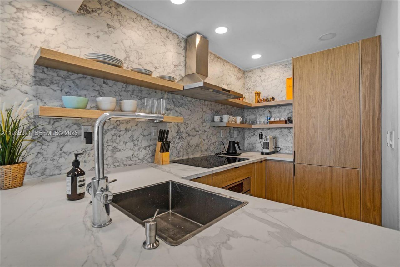 2899 Collins Ave, Unit 847, Miami Beach, FL 33140 Photo