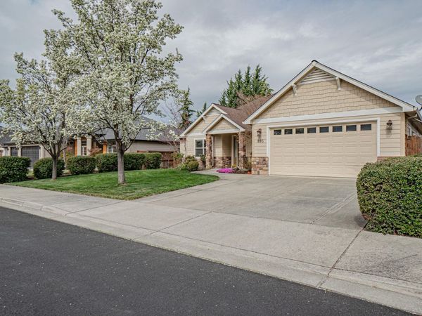 995 Pumpkin Ridge Drive, Eagle Point, OR 97524