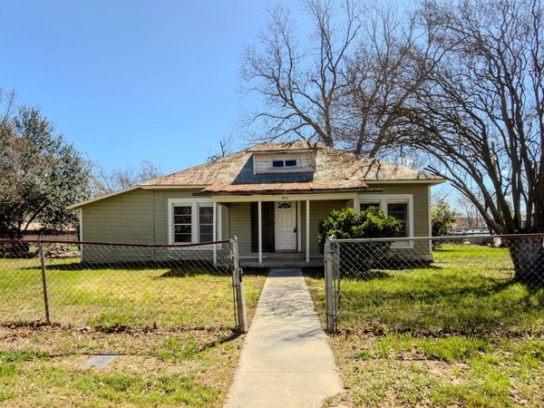 302 E Crockett ST, Luling, TX 78648