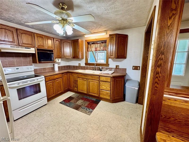 10131 Columbus Road NE, Louisville, OH 44641 Photo 7