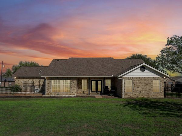 825 Chambord, Falls City, TX 78113