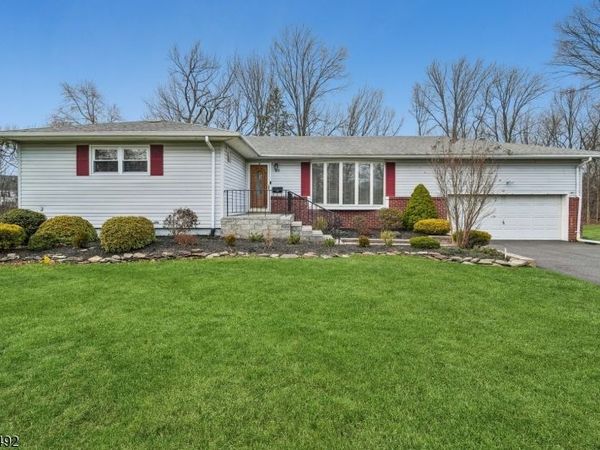 25 Victoria Dr, Clark, NJ 07066