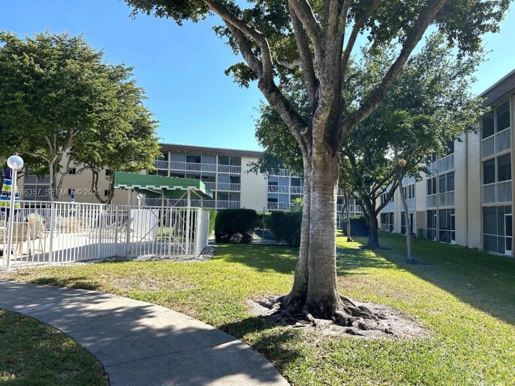 400 W Village Green Cir W, Unit 216, Palm Springs, FL 33461 Photo