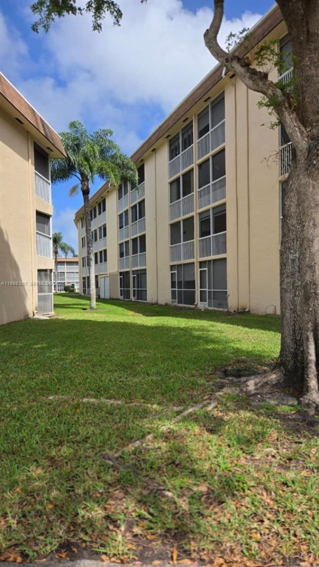 400 W Village Green Cir W, Unit 216, Palm Springs, FL 33461 Photo