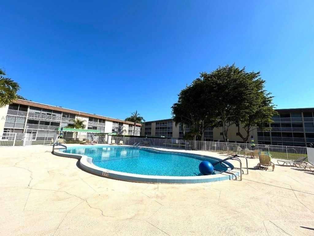 400 W Village Green Cir W, Unit 216, Palm Springs, FL 33461 Photo