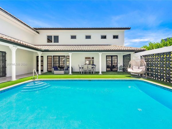 472 Sunset Dr , Hallandale Beach, FL 33009