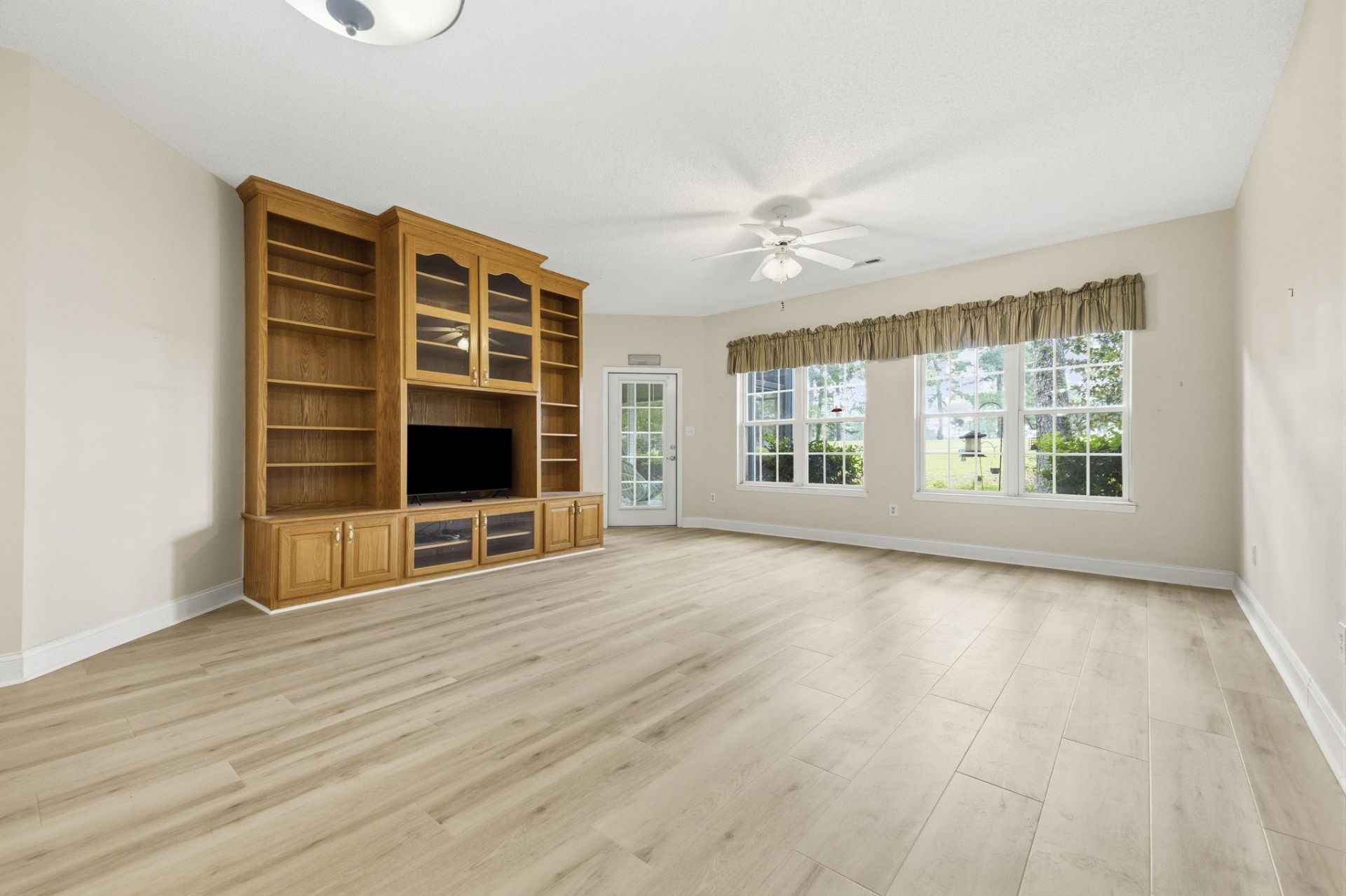 5049 Glenbrook Dr. Photo 7