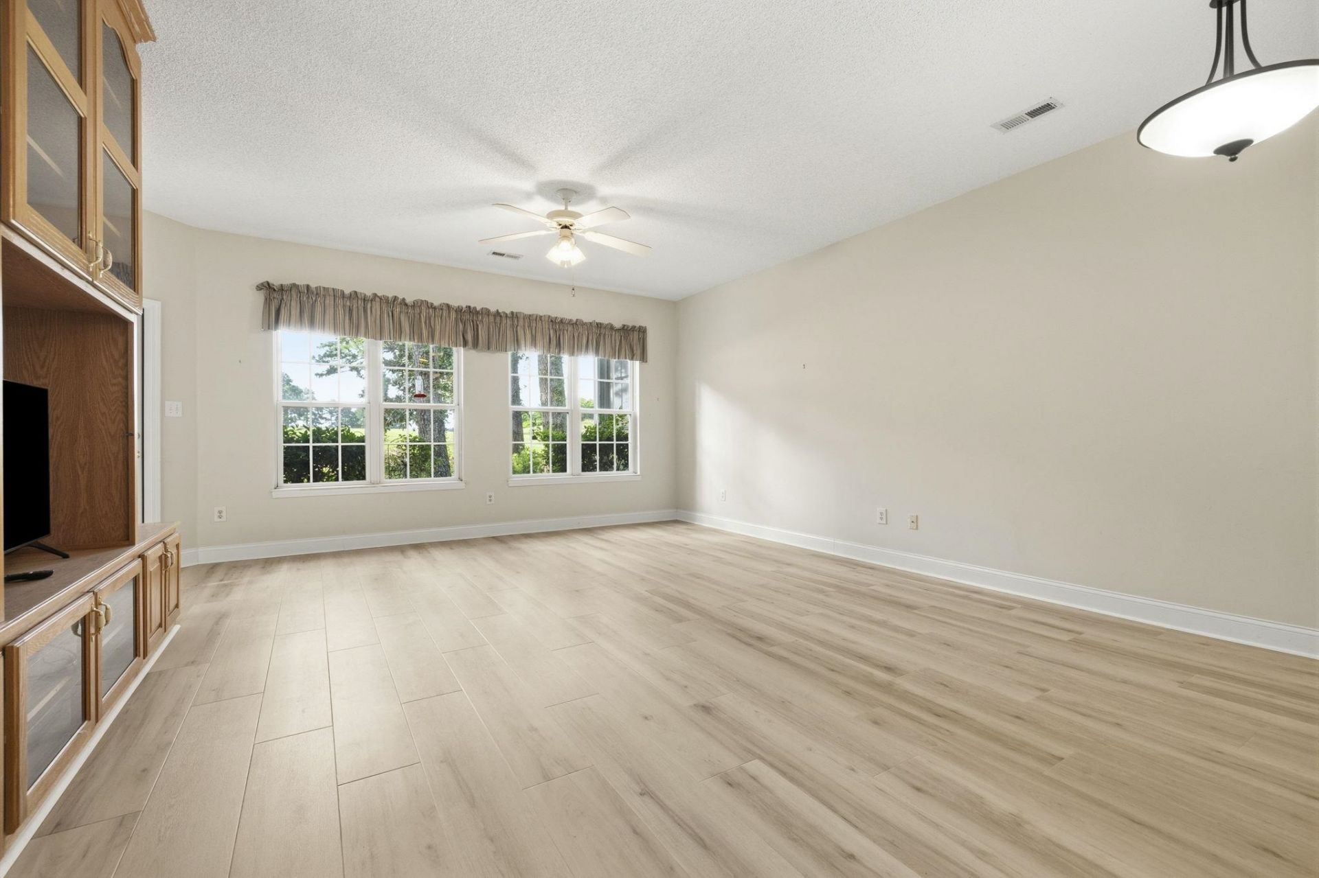 5049 Glenbrook Dr. Photo 8