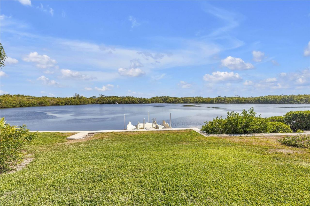 1052 Sanabel Court Ne, Saint Petersburg, FL 33702 Photo