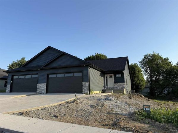 829 Prairie View Dr, West Branch, IA 52358