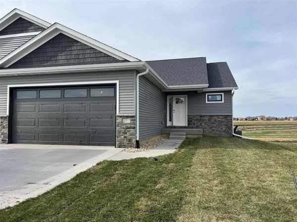 829 Prairie View Dr, West Branch, IA 52358