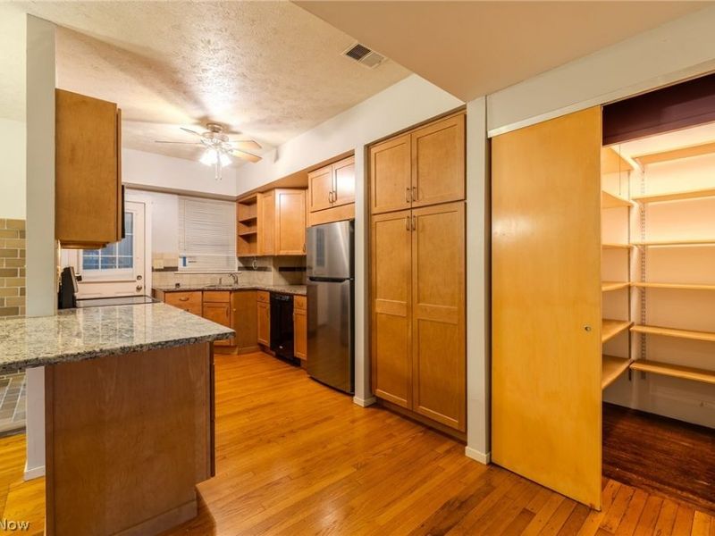 2472 Overlook Road, Cleveland Heights, OH 44106 Photo 4