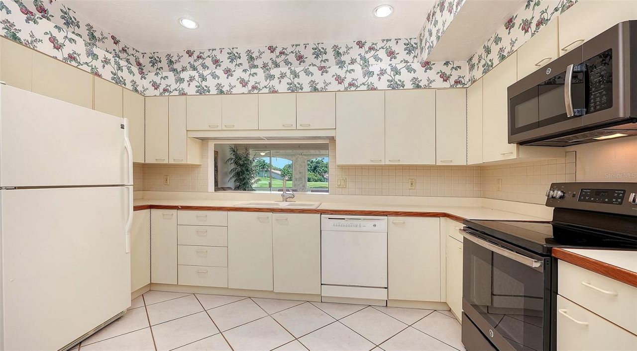 3864 Chatsworth Greene Court, Unit 10, Sarasota, FL 34235 Photo
