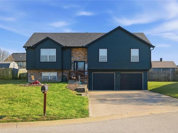 2708 E Hickory Court, Tonganoxie, KS 66086