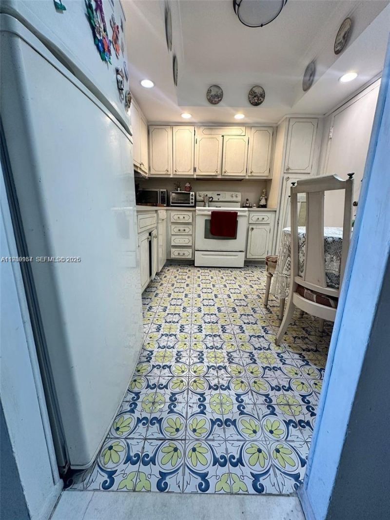 427 Golden Isles Dr, Unit 7E, Hallandale Beach, FL 33009 Photo