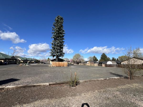 2329 SW Glacier Place, Redmond, OR 97756