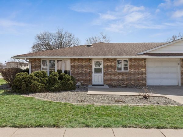 621 4th Avenue, Unit 3, Dewitt, IA 52742